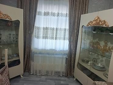Klassik üslubda qonaq otağı mebel dəsti Tərkib: - 2 ədəd vitrin