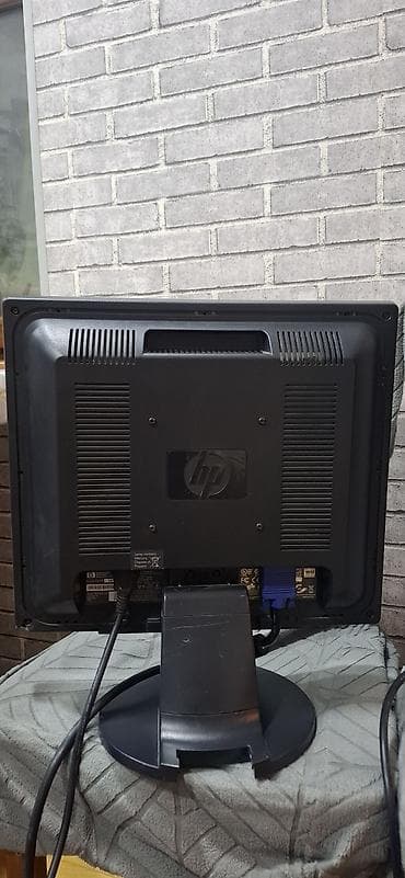 ccit planset: HP L1706 LCD monitor - Ekran: 17 düym, kvadrat (5:4) format - Panel — 3