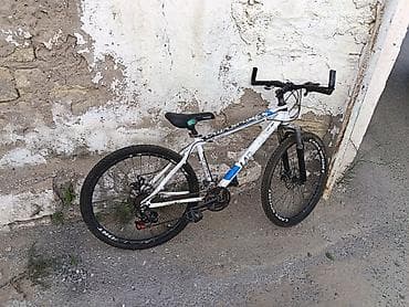 velesiped: Dağ velosipedi – 26” təkərlər, çoxsürətli - Çərçivə: yüngül alaşımlı — 3
