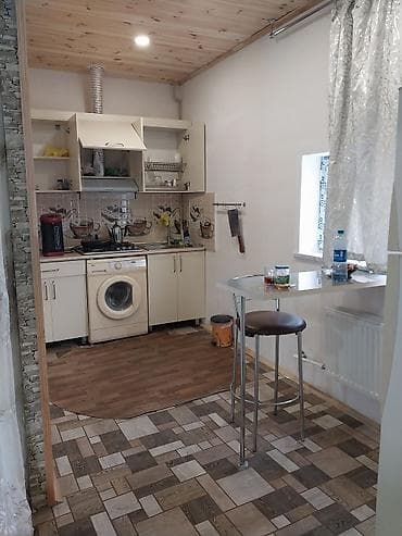 1 otaqli kohne binada ev: Kirayə üçün ayrıca girişli mansard tipli studiya - Üst mərtəbədə — 5