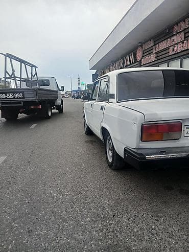 diskler r13: VAZ 2107, ağ rəng, sedan kuzov. Xarici görünüş: - Klassik 2107 — 4