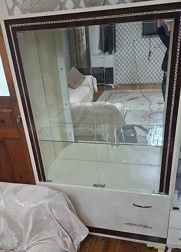qedimi bufet: Ehtiyac olmadigi ucun satilir.Şüşəli vitrin dolabı - Material: Möhkəm — 2