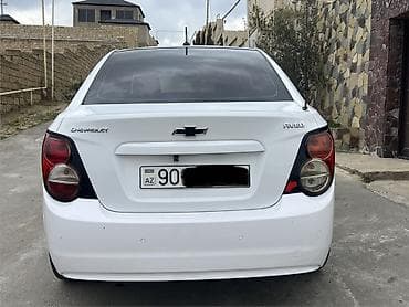 bmw e34 turbo: Chevrolet Aveo sedan – ağ rəngdə, 4 qapılı, şəhər üçün çevik və — 6