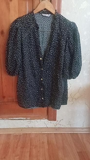 Qara rəngdə xırda ağ xallı qadın bluzası Razmer 42 XL Qiymət 3m Unvan — 2