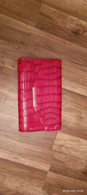 qaşlı çanta: Timsah dərisi naxışlı, fuşya rəngli klaç çantası. Parlaq səthli və — 1