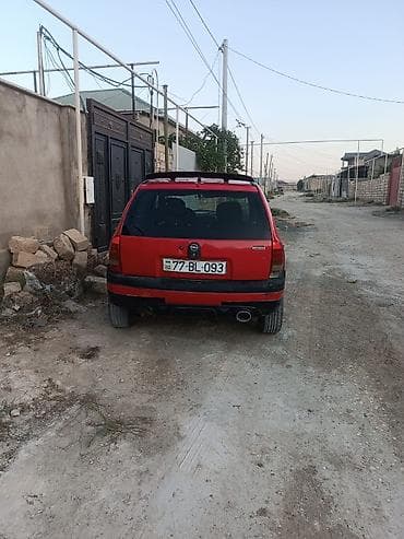 ferrari satilir: Qırmızı rəngli şəhər avtomobili – 5 qapılı hatchback. otur sur — 7