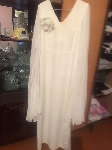 Ağ rəngli zərif paltar - Model: uzun, axıcı siluet - Yaxa: V-kəsim -