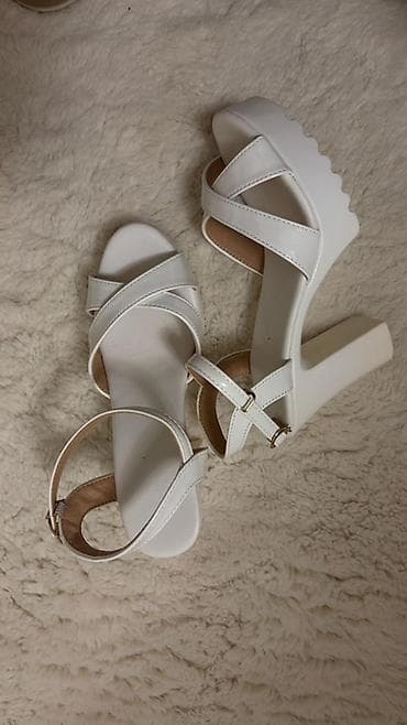 Кроссовки и спортивная обувь: Ağ qadın sandalı – qalın hündür daban və platformalı model. - Rəng — 1