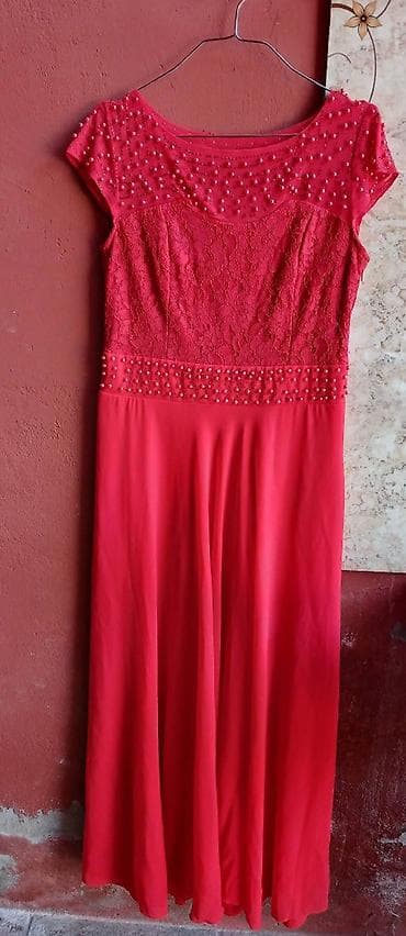 Qırmızı qadın paltarı 38 40 ölçü - Model: qolsuz/kısa qollu, yuvarlaq
