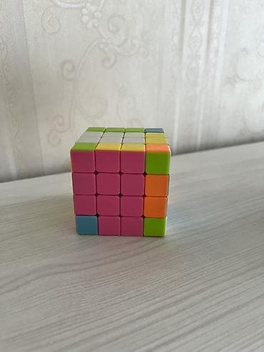 Bu, rəngli plastik materialdan hazırlanmış 4x4x4 ölçülü Rubik kubudur
