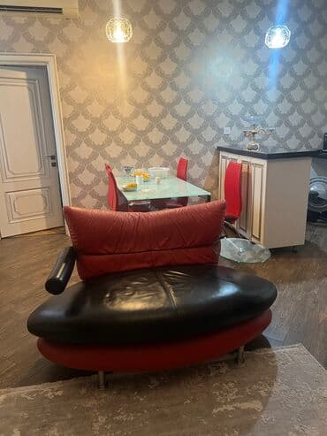 komi: Şüşə səthli dördbucaq yemək masası və dörd ədəd qırmızı oturacağı olan — 3