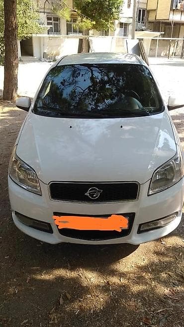 Ağ rəngli kompakt sedan Texniki və dizayn xüsusiyyətləri: - Kuzov: 4