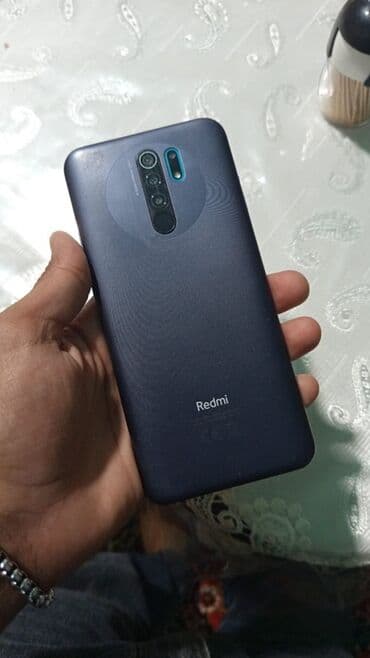 redmi 9 t ekran: Xiaomi Redmi smartfon - Model: Redmi (arka qapaqda “Redmi” loqosu) - — 1