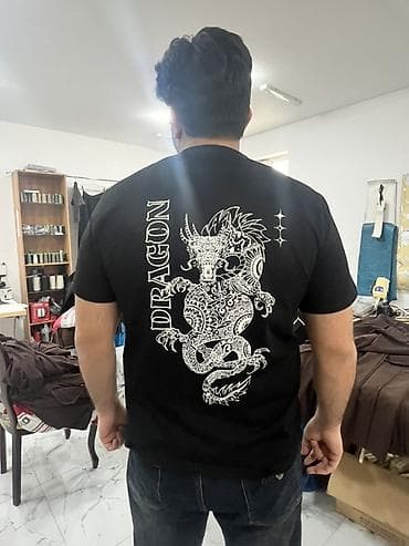 Corab və alt paltarı: Qara rəngli kişi T-shirt - Arxa hissədə iri ağ naxışlı “Dragon” — 1