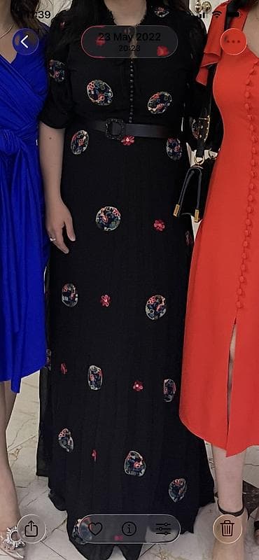 Baş geyimləri: Qadınlar üçün qara rəngli, çiçək naxışlı, plisəli maksi don. Bu zərif — 6