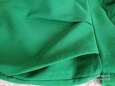 Yaşıl rəngli qadın kombinezon - Model: qısa qol, V-kəsimli üst hissə — 2