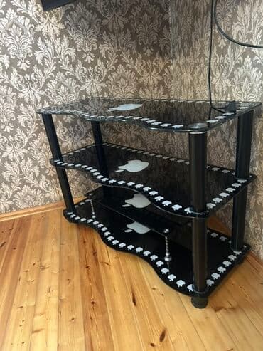 künc rəf: İşlənmiş, Düz TV altlığı, Polkalı, Şüşəli — 1