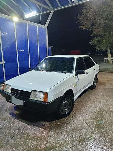 Aksesuarlar və tüninq: VAZ 21099, ağ rəng, sedan kuzov. Xarici xüsusiyyətlər: - Orijinal — 2