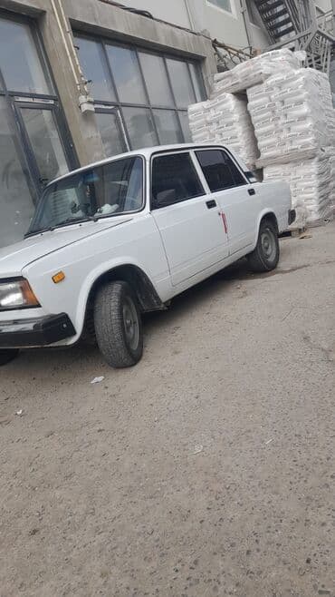 oka satılır: Lada (VAZ) klassik sedan – ağ rəng, 4 qapı, arxaötürücülü. Xarici: - — 6