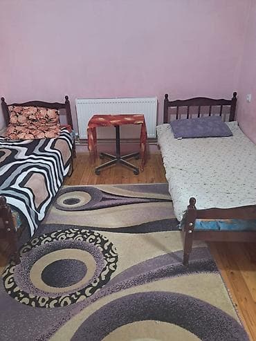 guneslide heyet evi: İcarəyə verilir: sadə və səliqəli otaq - 2 tək nəfərlik taxta çarpayı — 2