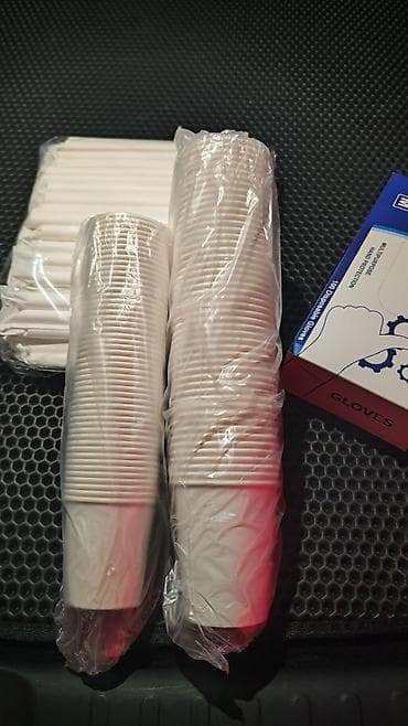 stekan desti: Birdəfəlik istifadə üçün paketlənmiş ağ kağız stəkanlar və içməli — 1