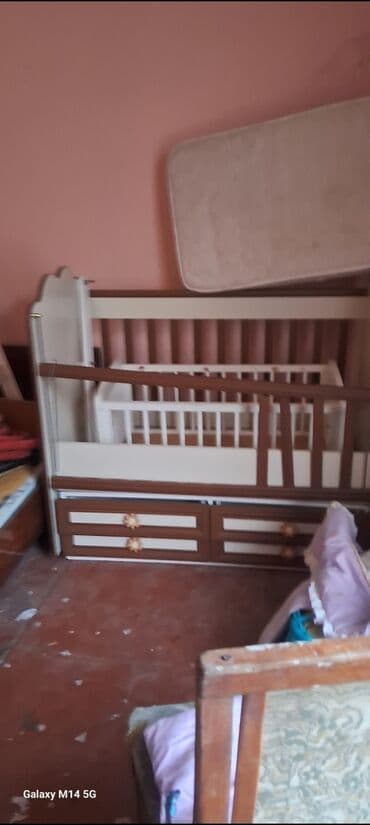 işlənmiş uşaq beşikləri: Oğlan və qız üçün, İşlənmiş, Dördbucaq, Beşik, Dəst ilə, Matras ilə, Yellənmə mexanizm ilə — 4