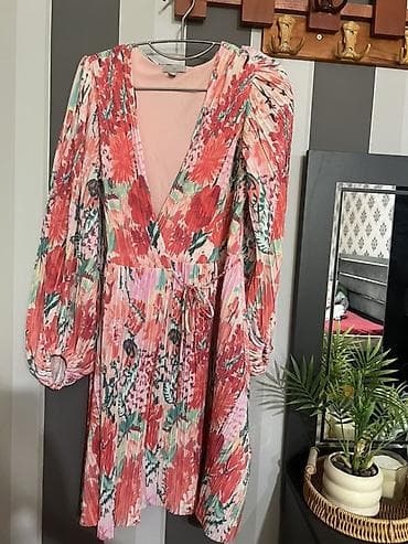 H&M. markasınındı.Xarıcden alınıb.1defe geyilib.Qadın .paltarı – — 2