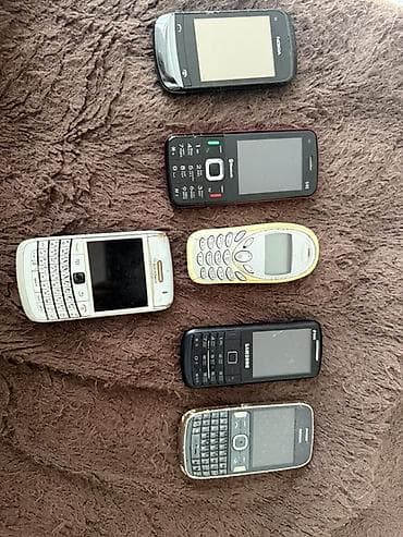 Müxtəlif markalara aid klassik mobil telefonlar toplusu. Şəkildə bir
