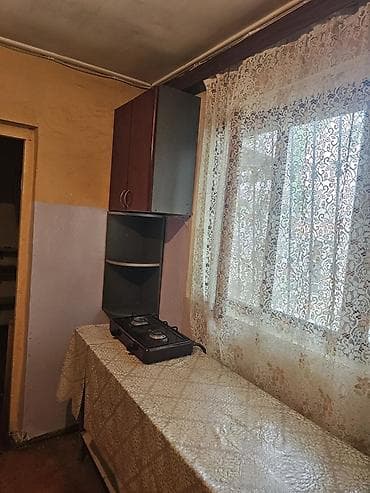 kantiner evlər: Bayilda daş bazariyla uzbeuz. Yola yaxin yerde 2 otaqli ev icareye — 7