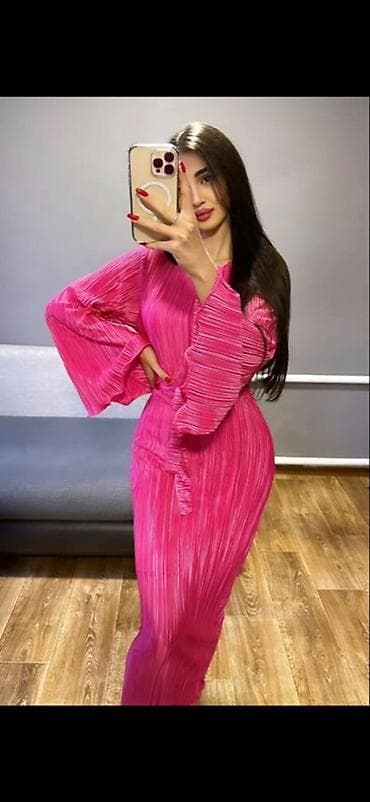 Qadın paltarı – plisse parçadan, tünd çəhrayı rəngdə uzun model. -