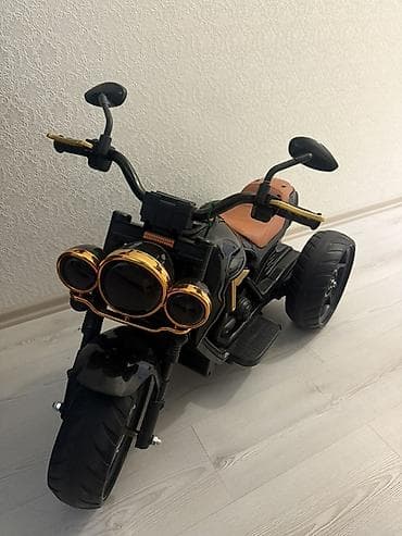 Uşaq üçün elektrik maşınları: Uşaq elektrik motosikleti – 3 təkərli - Rəng: qara gövdə, qızılı — 1