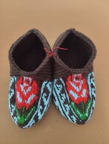 Əl işi toxunma ev ayaqqabısı (corab-nalın) - Material: akril/yün lalafo.az -da Əl işi toxunma ev ayaqqabısı (corab-nalın) - Material: akril/yün