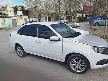 teker 235 45 17: Lada Granta sedan, ağ rəng. - Kuzov: 4 qapılı sedan, kuzovda arxa sağ — 3