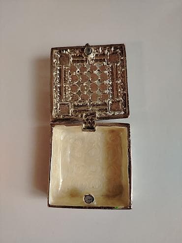 sandiqca: Kvadrat formalı dekorativ zərgərlik qutusu. Unvan: Montin (catdirilma — 5