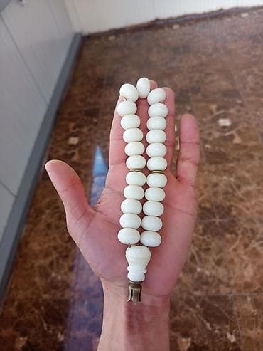 Ağ rəngli təsbeh - Material: parlaq ağ boncuklardan yığılmış (oval