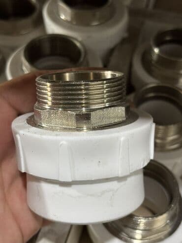 tikinti material: Ağ rəngli, metal dişli adapter. Bu adapter, boru sistemlərində — 7