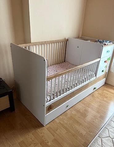 Uşaq çarpayısı və komoddan ibarət funksional mebel dəsti. Dəstə