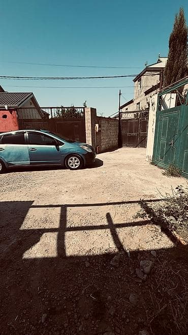 qaraj icarə: Həyətyanı sahəsi və yarımçıq tikili - Dəmir giriş qapısı və daş hasar — 2