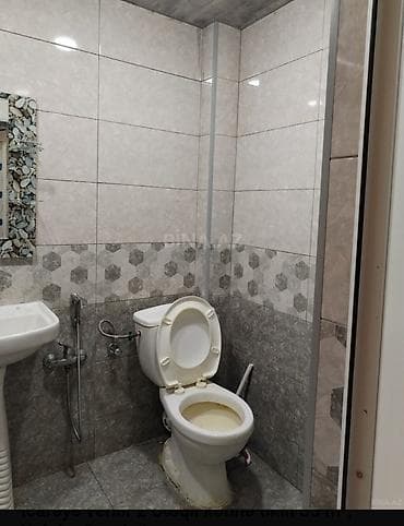 Bu mənzildə keramik plitəli divar və döşəməli, standart ağ unitazı və