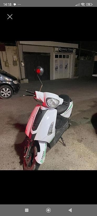 Şəhər içi rahat hərəkət üçün kompakt skuter. - Rəng: ağ, qara