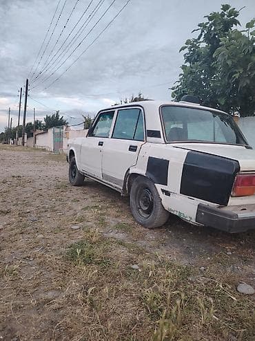 ucuz avto: VAZ 2107, ağ rəng, sedan kuzov. Xüsusiyyətlər: - 4 qapılı, arxa — 4