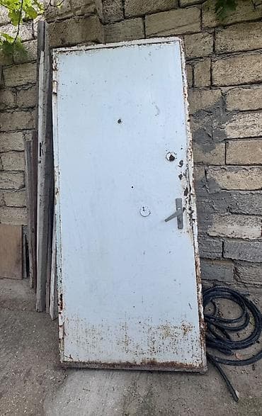 Üstdən çıxma qalın materialda dəmir qapı satılır,ölçülər 90/2.05,ünvan — 2