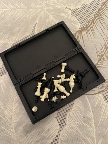 Kompakt maqnitli şahmat dəsti - Qatlana bilən plastik korpus: üst