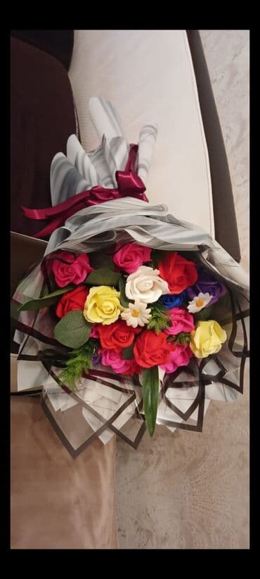 101 qizil gul ucuz: Rəngarəng süni güllərdən hazırlanmış buket. - Kompozisiya: qırmızı — 1