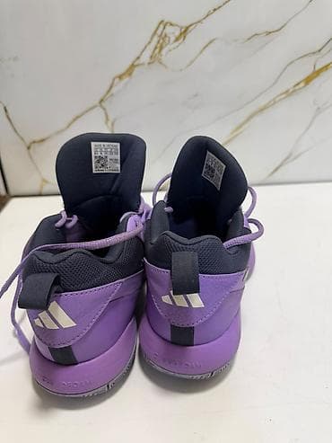 bas: Bənövşəyi rəngdə Adidas basketbol ayaqqabısı. Model yüksək boğaz — 8