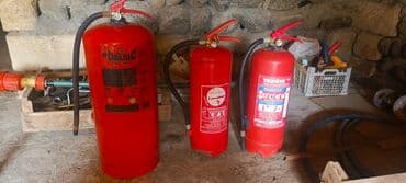 Üç ədəd qırmızı yanğınsöndürən balon.qiymetleri: 12kq olani- 40 azn