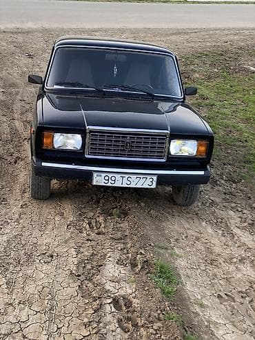 chevrolet volt salon: LADA 2107 sedan – klassik dizaynlı, qara rəngdə. Xüsusiyyətlər: - — 3