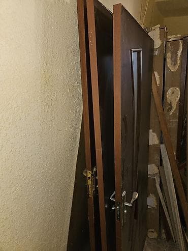 Потолок: 3 ədəd daxili otaq qapısı,işlənmişdir.Qapılardan birinin kilid hissəsi — 4