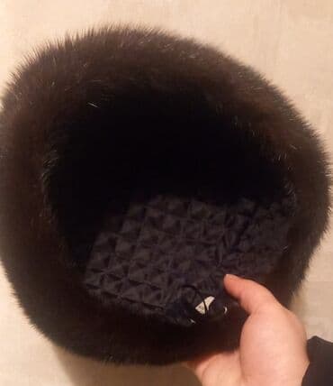 geyinilmis paltar aliram: Baş geyimləri — 2