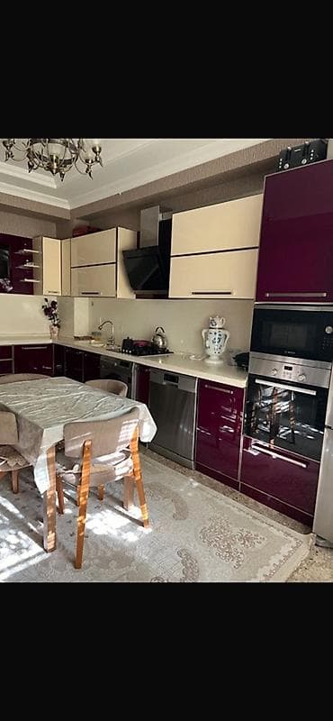 Ev üçün mebel: Mətbəx mebeli dəsti – L formalı, bənövşəyi-bordo və krem rəng — 2
